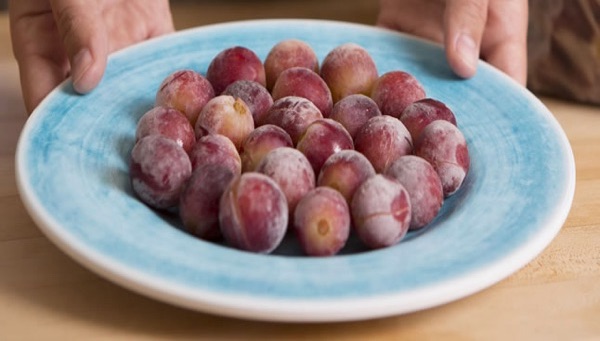 How to Freeze Grapes Step 1